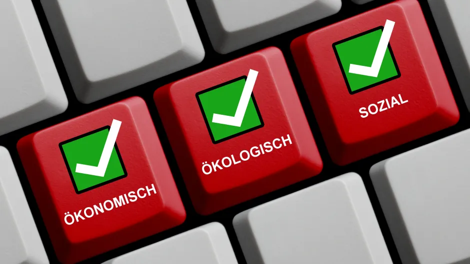 Blick auf eine Computertastatur mit drei roten "Sondertasten" mit der Beschriftung ökonomisch, ökologisch, sozial